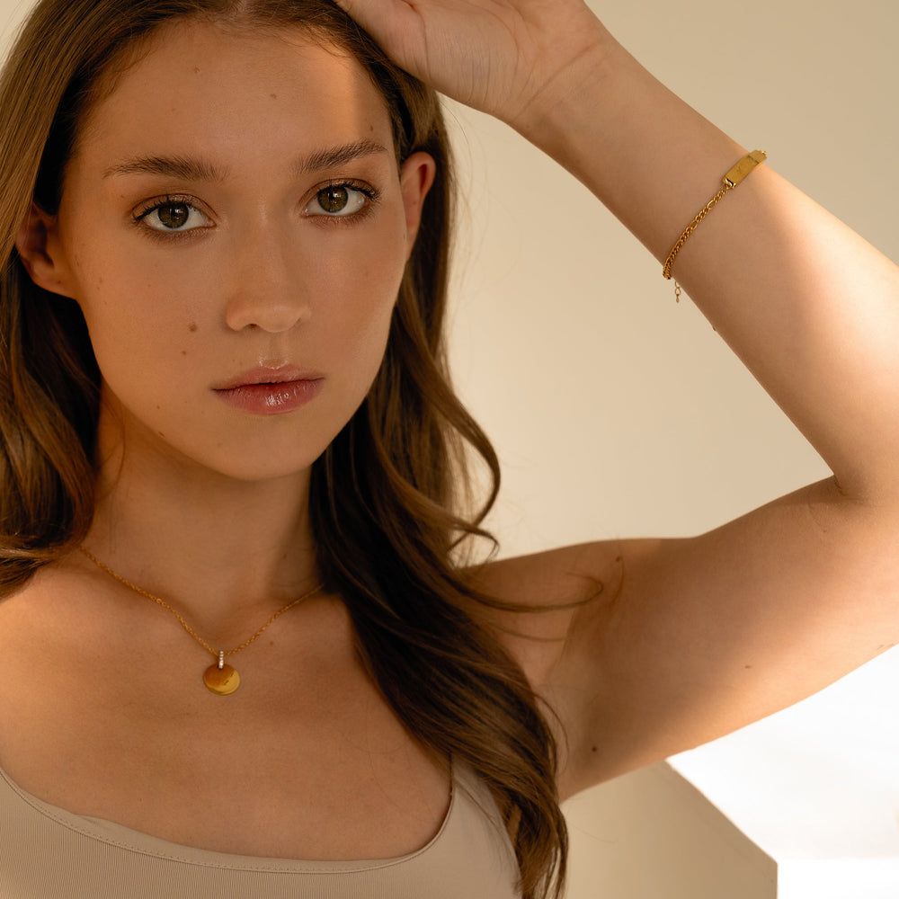 Circle Necklace with Zirconia - Engraving (Gold)
